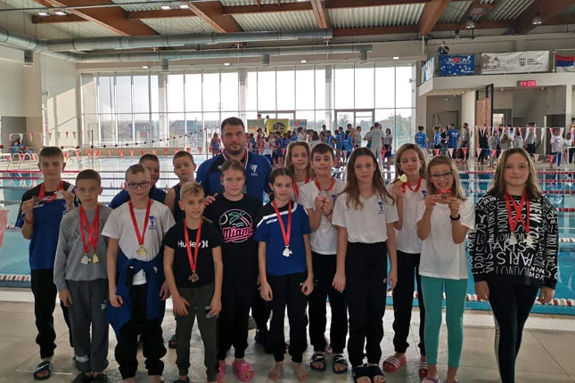 Mladi plivači Spartak Prozivke odlični u Sremskoj Mitrovici